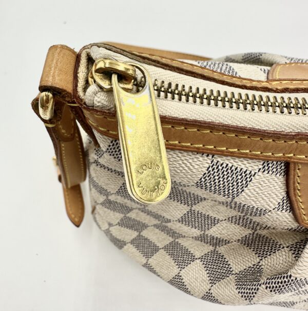 Authentic Louis Vuitton Siracusa PM with LV dustbag included - Image 26