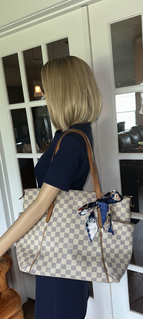 Authentic Louis Vuitton Totally MM, Azur - Image 37