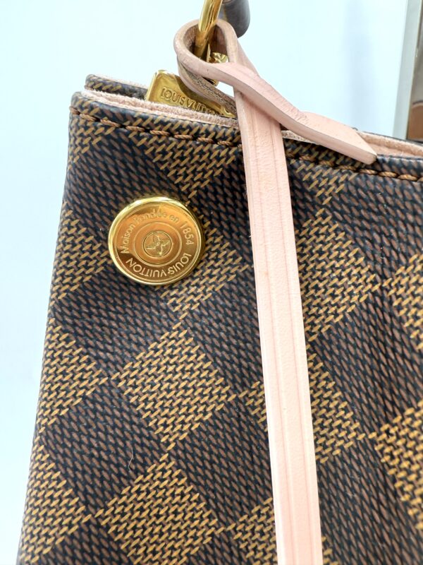 Authentic Louis Vuitton Caissa Hobo, Rose Ballerine, with LV key ring and LV dustbag included - Image 5