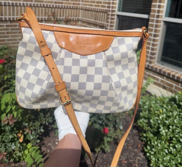 Authentic Louis Vuitton Siracusa PM crossbody with LV dustbag included - Image 4