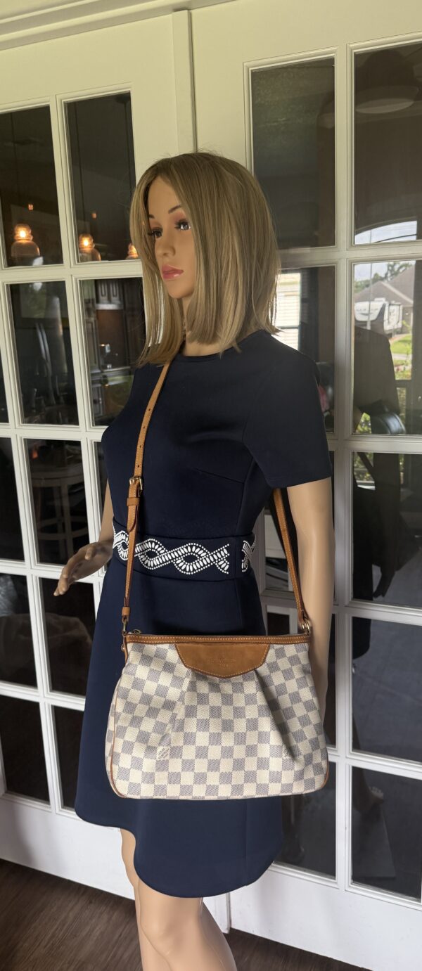 Authentic Louis Vuitton Siracusa PM crossbody with LV dustbag included - Image 3