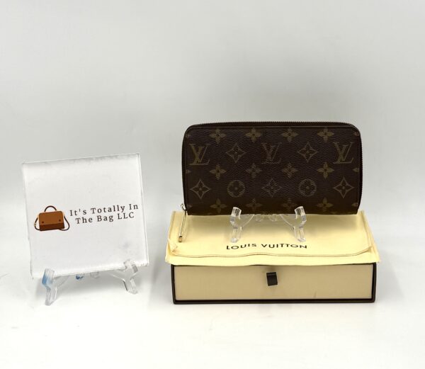 Authentic Louis Vuitton Zippy wallet, monogram, with LV box and LV dustbag included