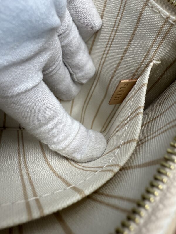 Authentic Louis Vuitton Neverfull MM/GM pouch, Azur/Beige - Image 16