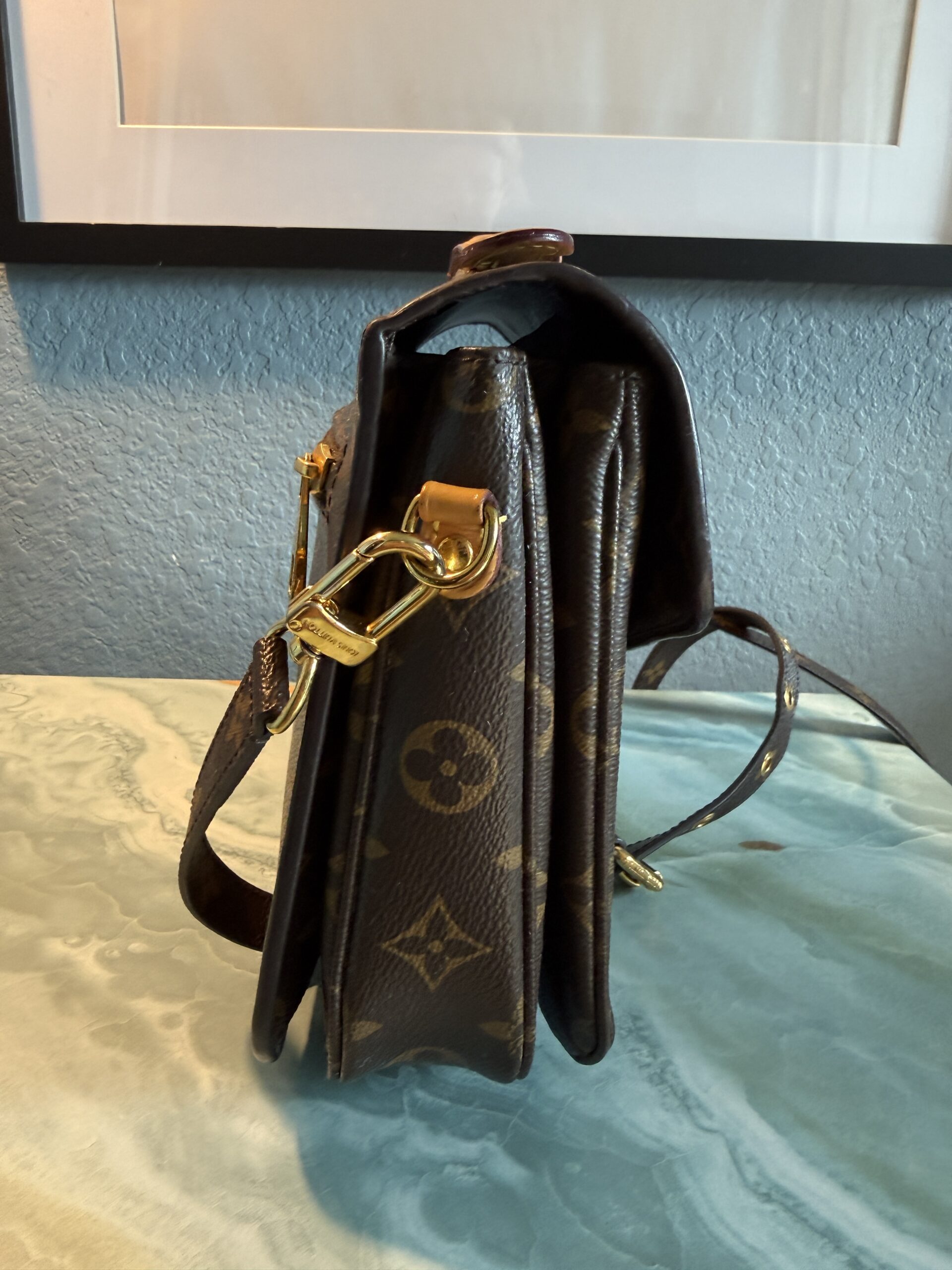 Authentic Louis Vuitton Pochette Métis with LV strap included - Image 10