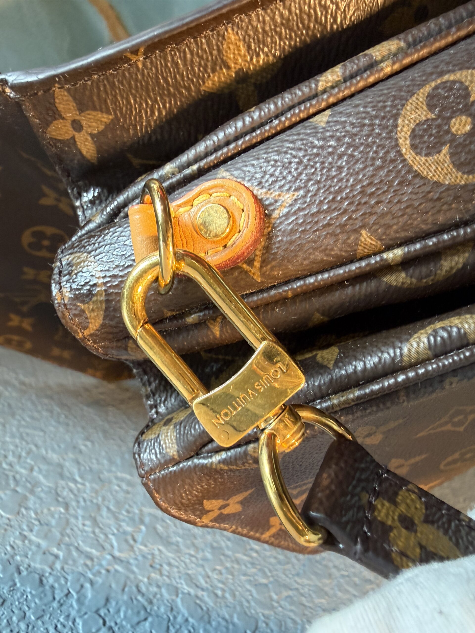 Authentic Louis Vuitton Pochette Métis with LV strap included - Image 27