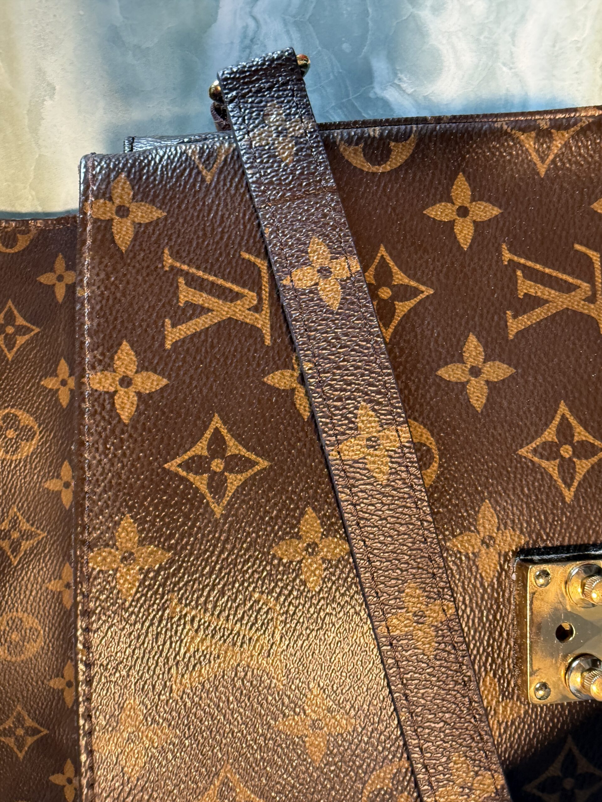 Authentic Louis Vuitton Pochette Métis with LV strap included - Image 20