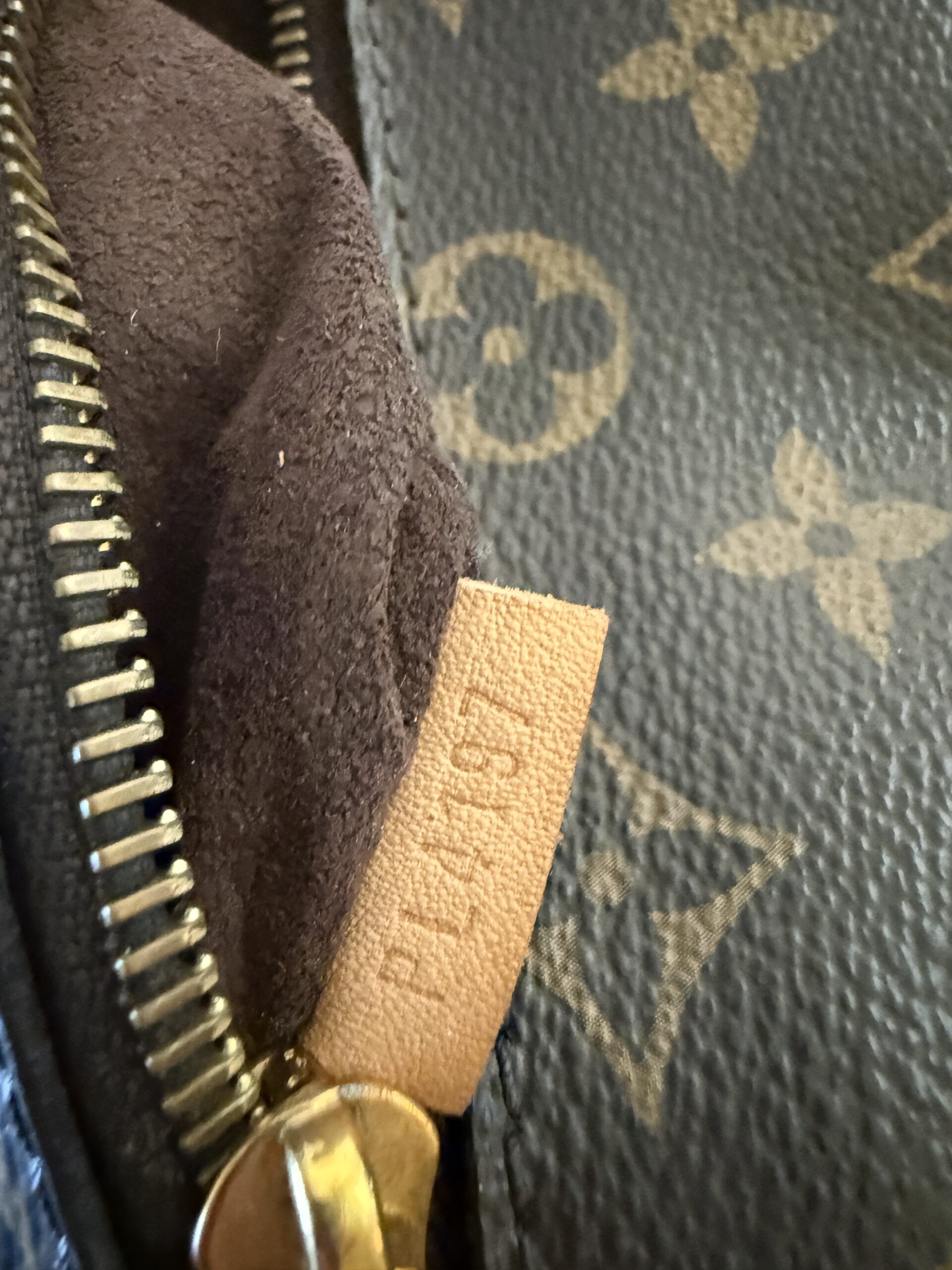 Authentic Louis Vuitton Pochette Métis with LV strap included - Image 31