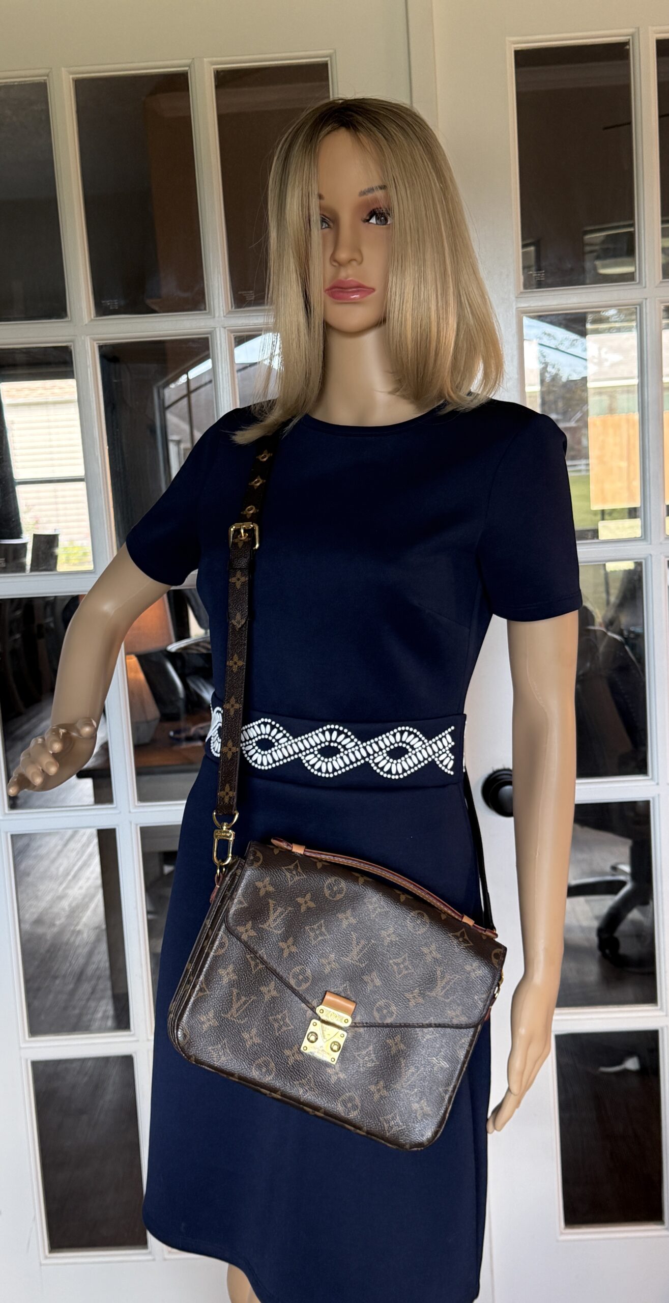 Authentic Louis Vuitton Pochette Métis with LV strap included - Image 3