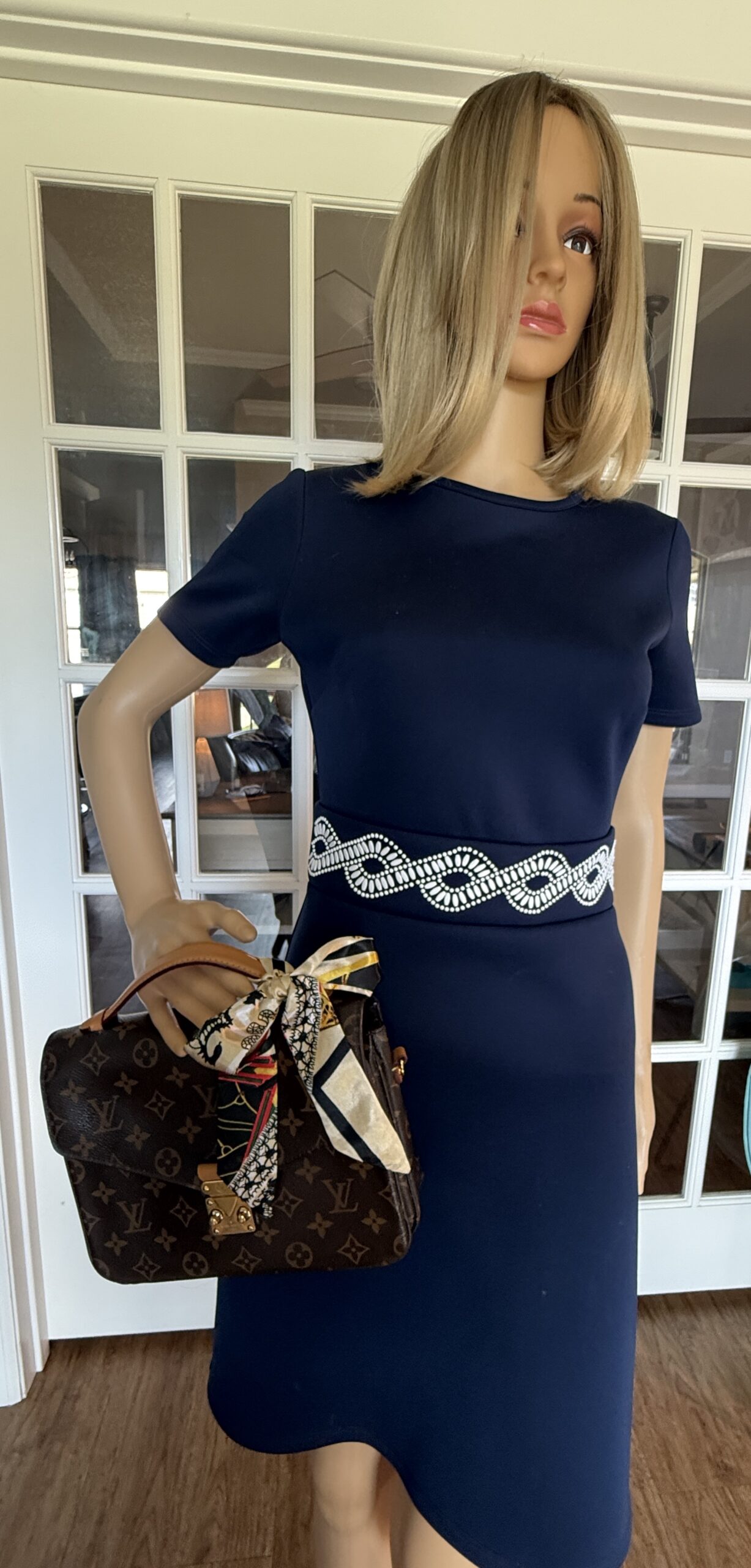 Authentic Louis Vuitton Pochette Métis with LV strap included - Image 4