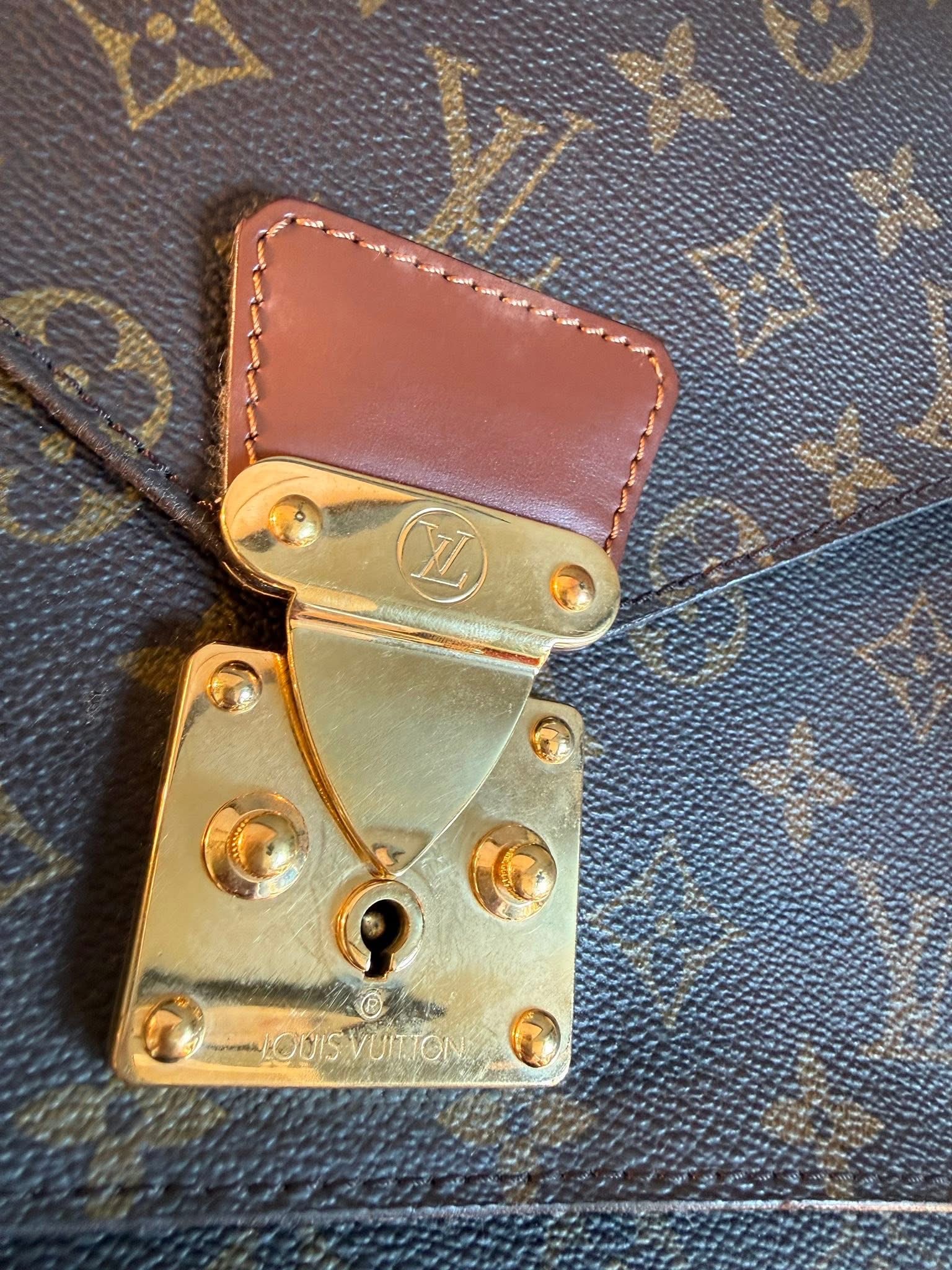 Authentic Louis Vuitton Monceau 26 with LV strap and LV key included - Image 6