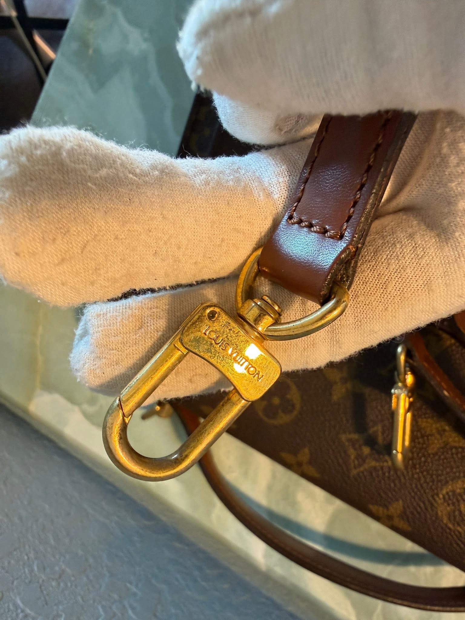 Authentic Louis Vuitton Monceau 26 with LV strap and LV key included - Image 17
