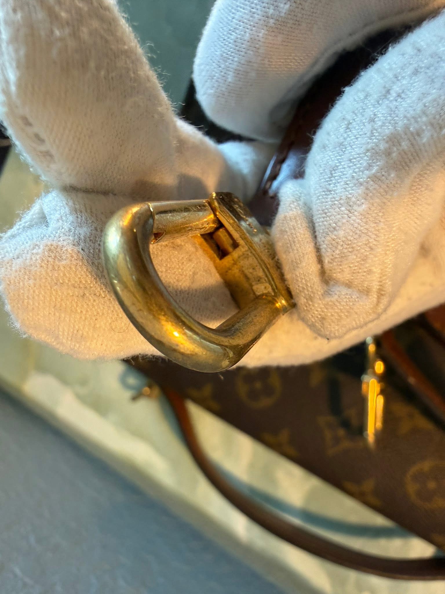 Authentic Louis Vuitton Monceau 26 with LV strap and LV key included - Image 18