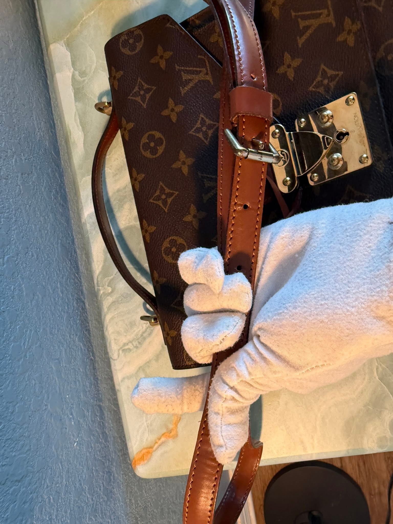 Authentic Louis Vuitton Monceau 26 with LV strap and LV key included - Image 21