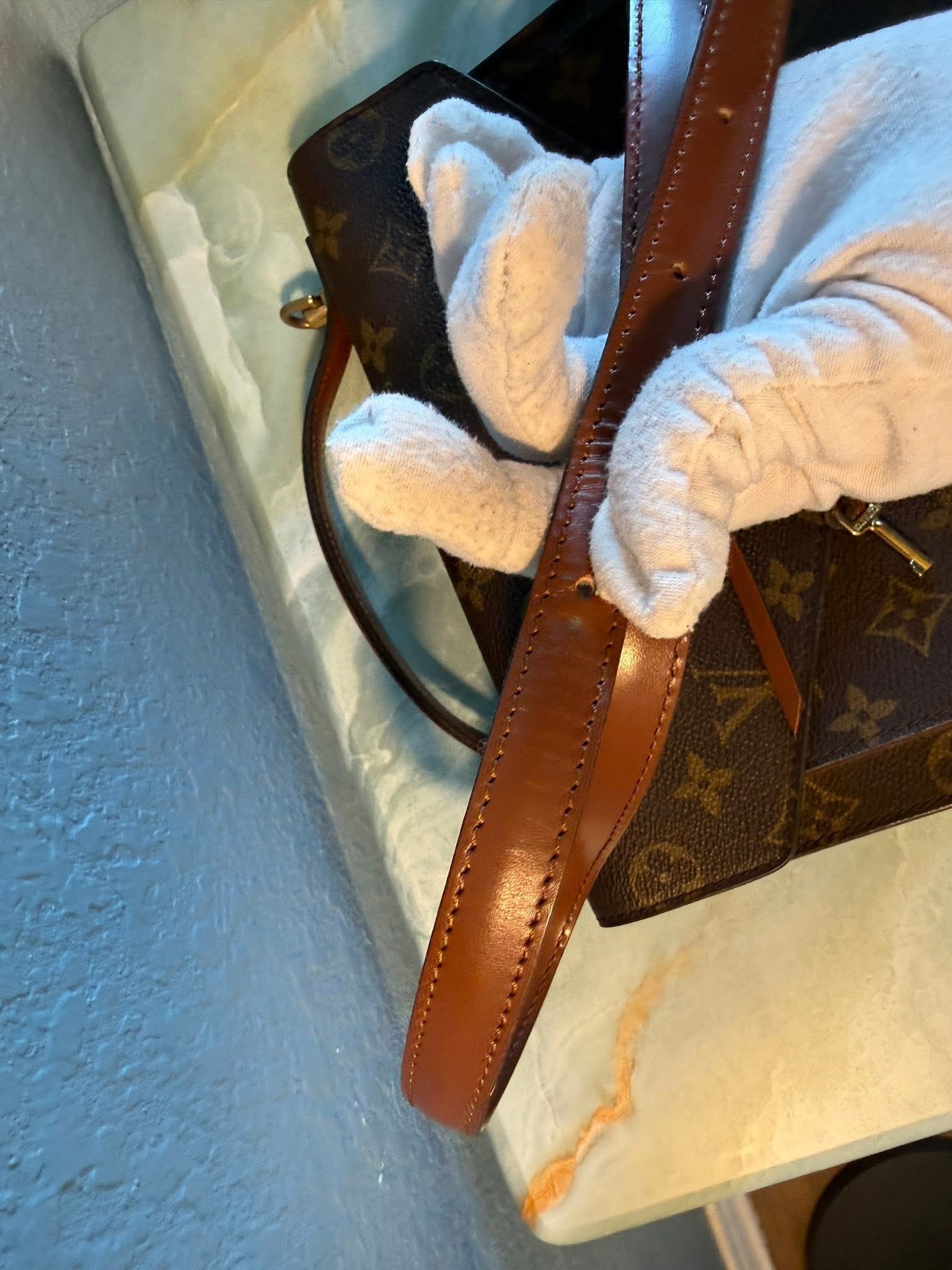 Authentic Louis Vuitton Monceau 26 with LV strap and LV key included - Image 24