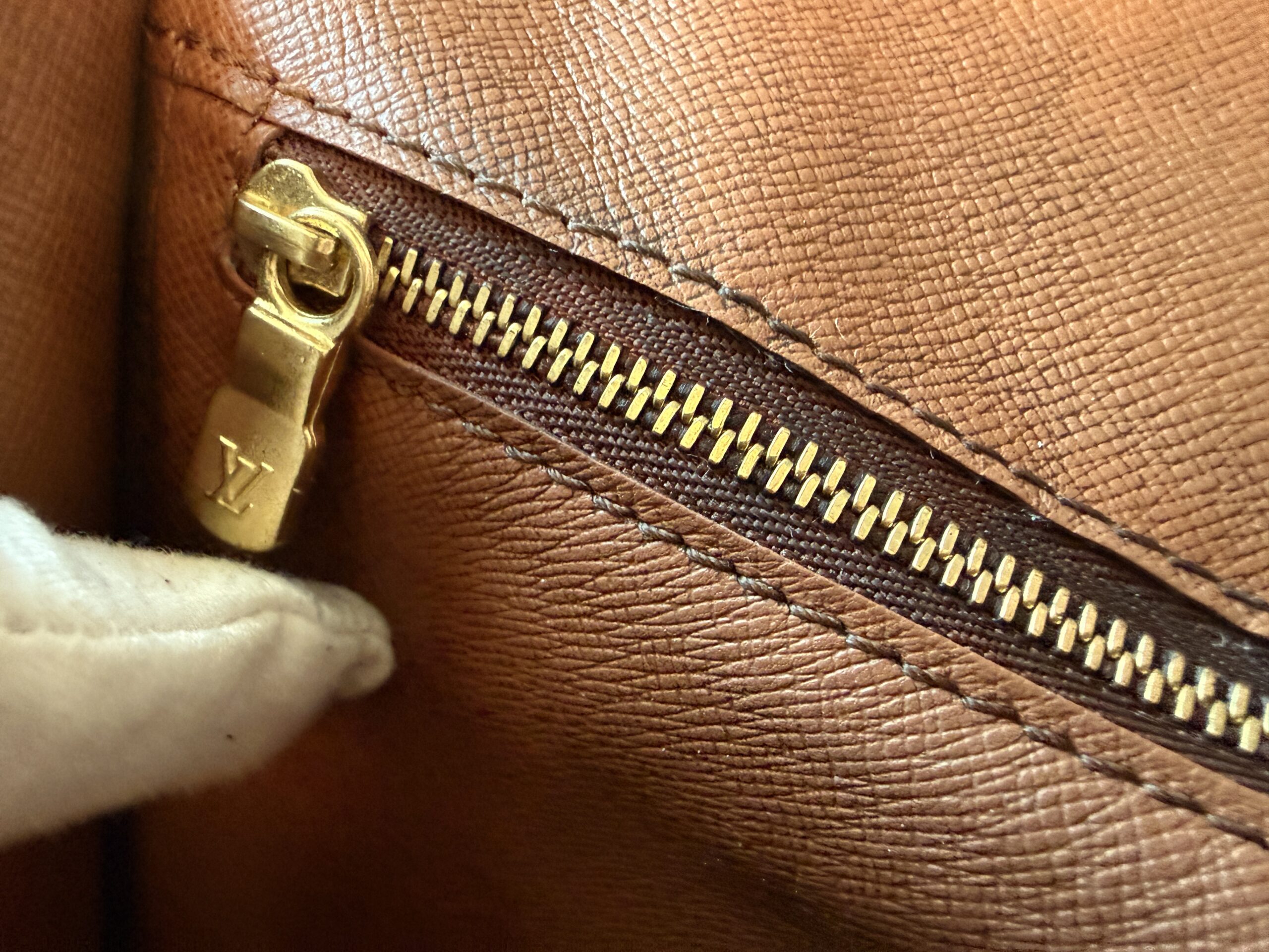 Authentic Louis Vuitton Monceau 26 with LV strap and LV key included - Image 33