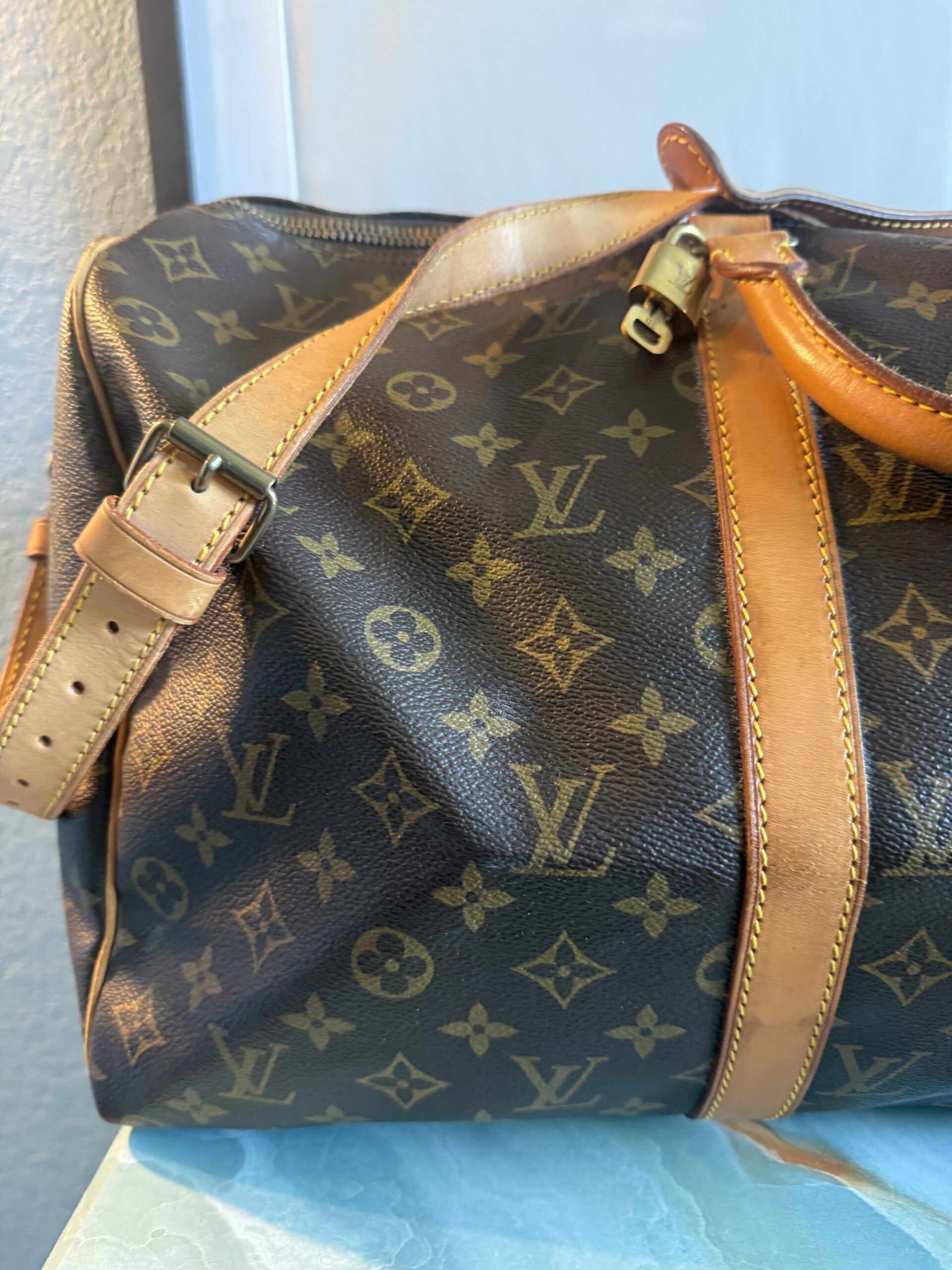 Authentic Louis Vuitton Keepall 50 Bandouliere with lock and key, LV strap, and LV luggage tag all included - Image 3