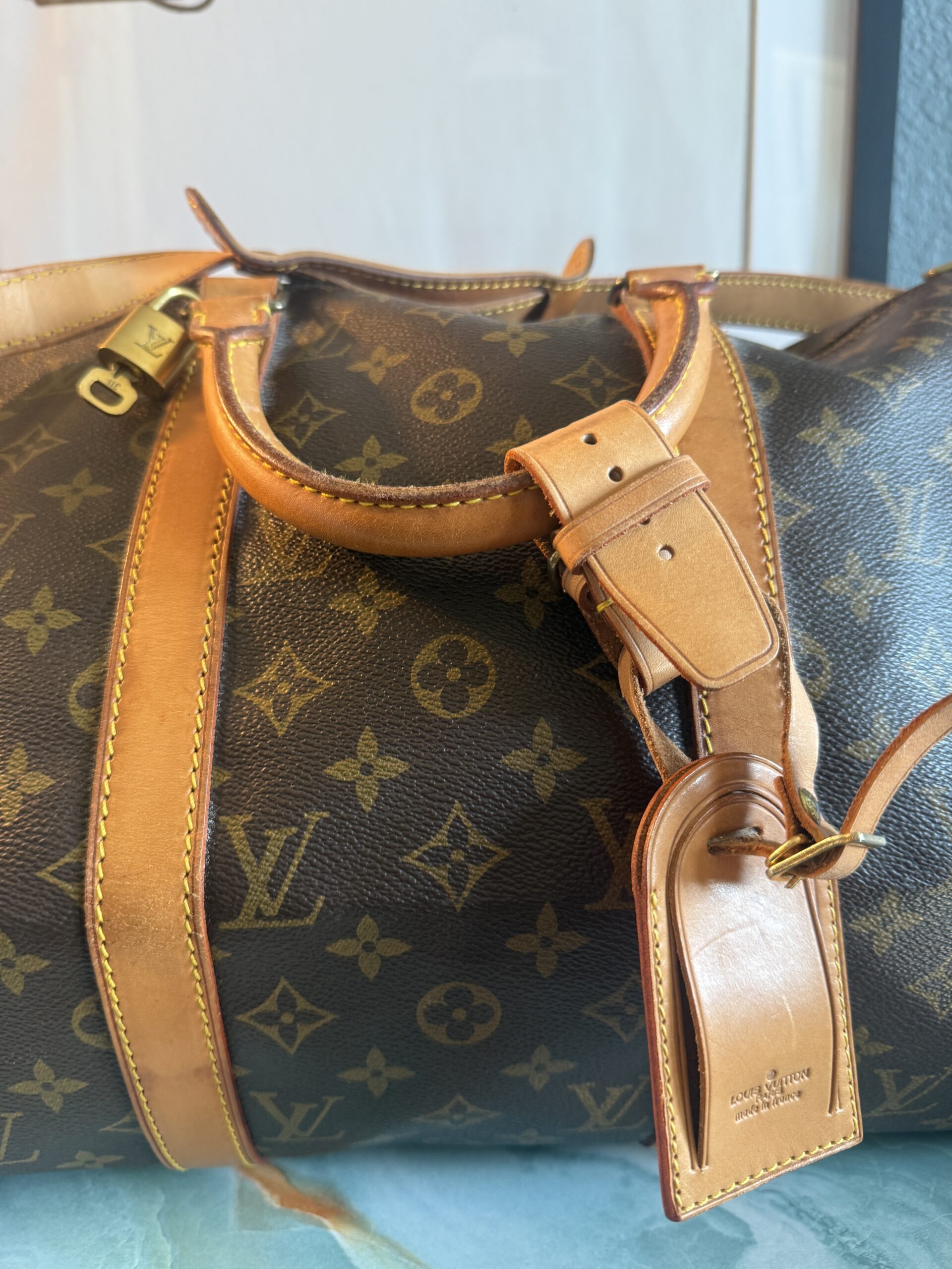 Authentic Louis Vuitton Keepall 50 Bandouliere with lock and key, LV strap, and LV luggage tag all included - Image 4