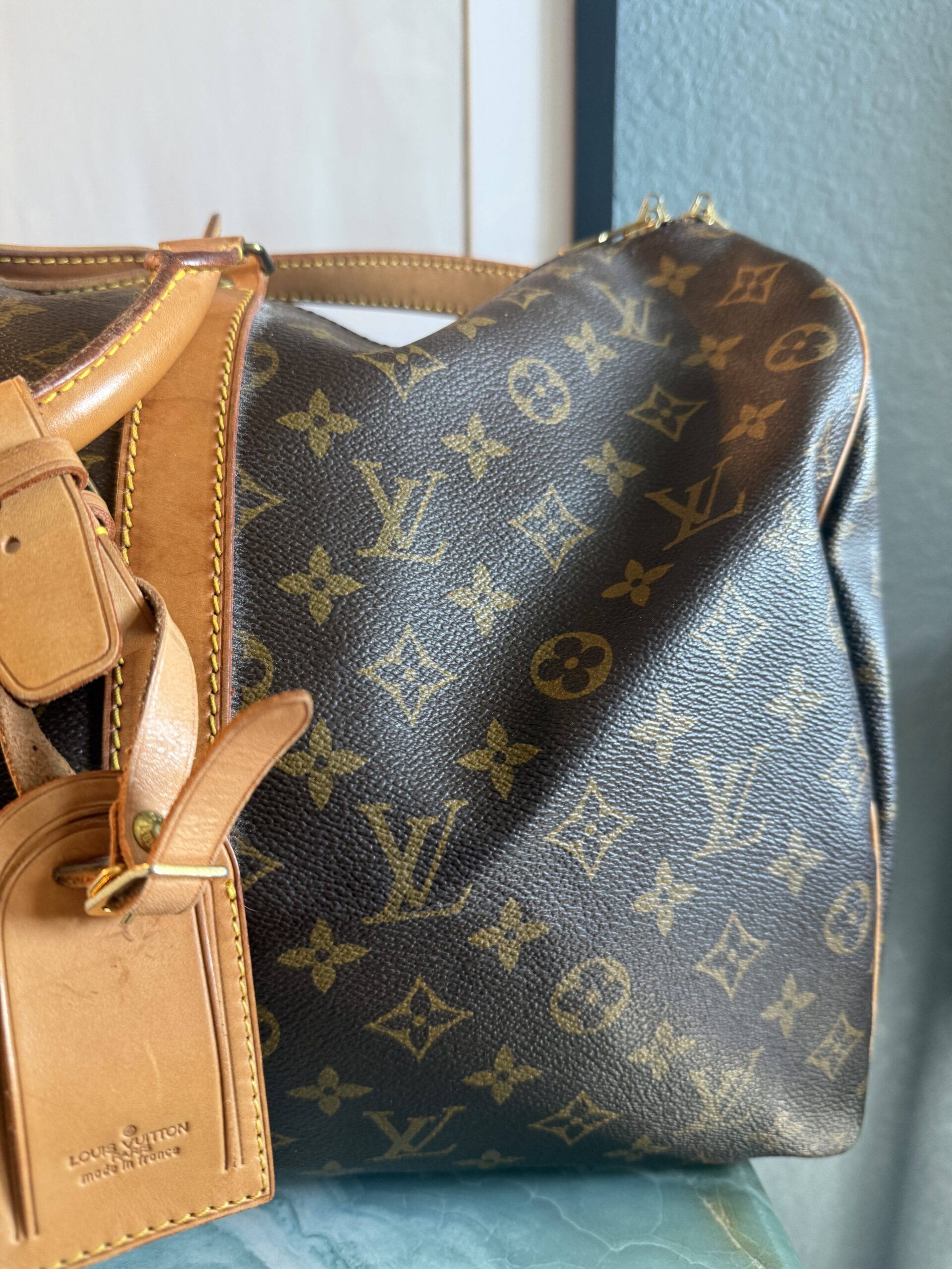 Authentic Louis Vuitton Keepall 50 Bandouliere with lock and key, LV strap, and LV luggage tag all included - Image 5