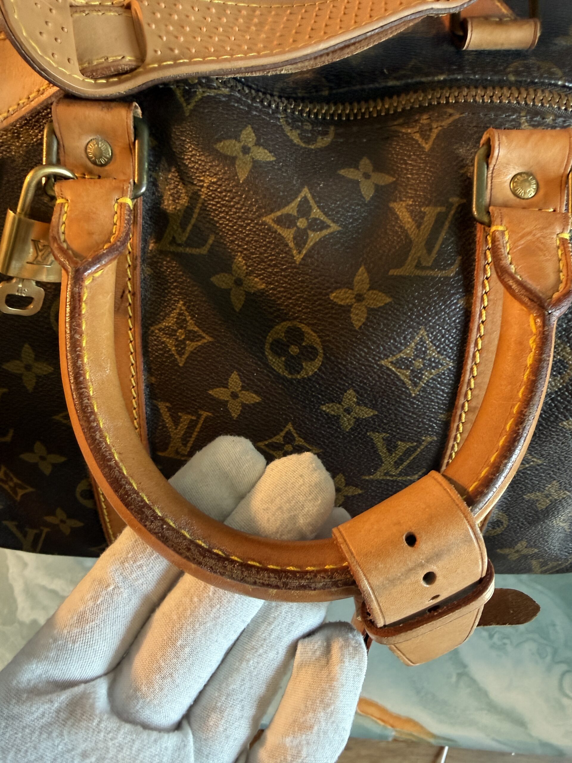 Authentic Louis Vuitton Keepall 50 Bandouliere with lock and key, LV strap, and LV luggage tag all included - Image 8