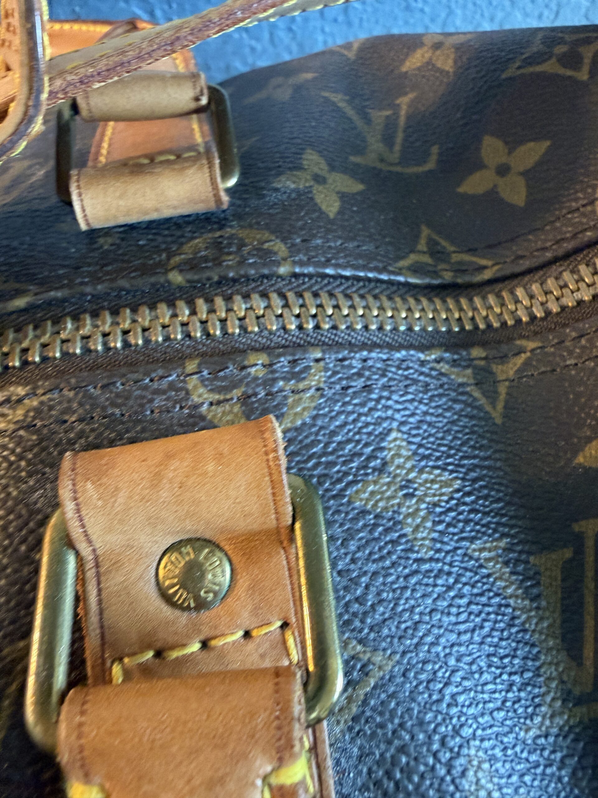 Authentic Louis Vuitton Keepall 50 Bandouliere with lock and key, LV strap, and LV luggage tag all included - Image 6
