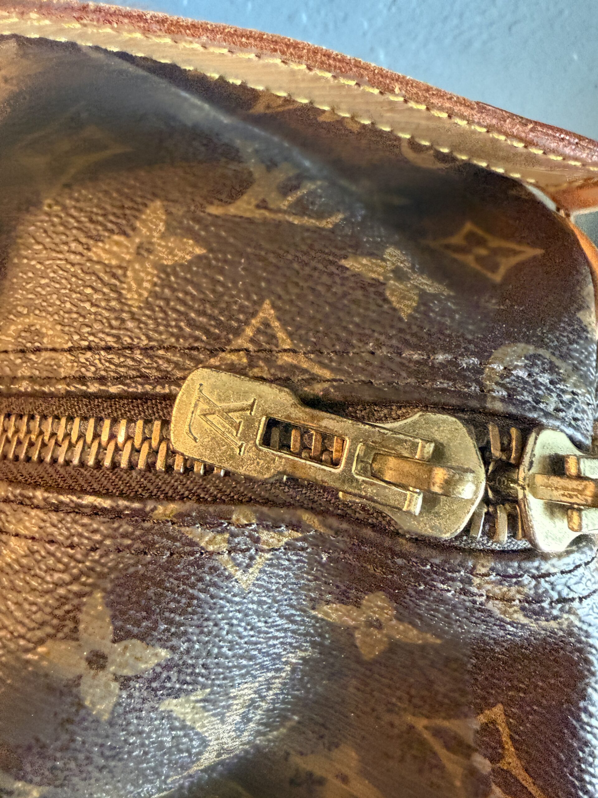 Authentic Louis Vuitton Keepall 50 Bandouliere with lock and key, LV strap, and LV luggage tag all included - Image 10