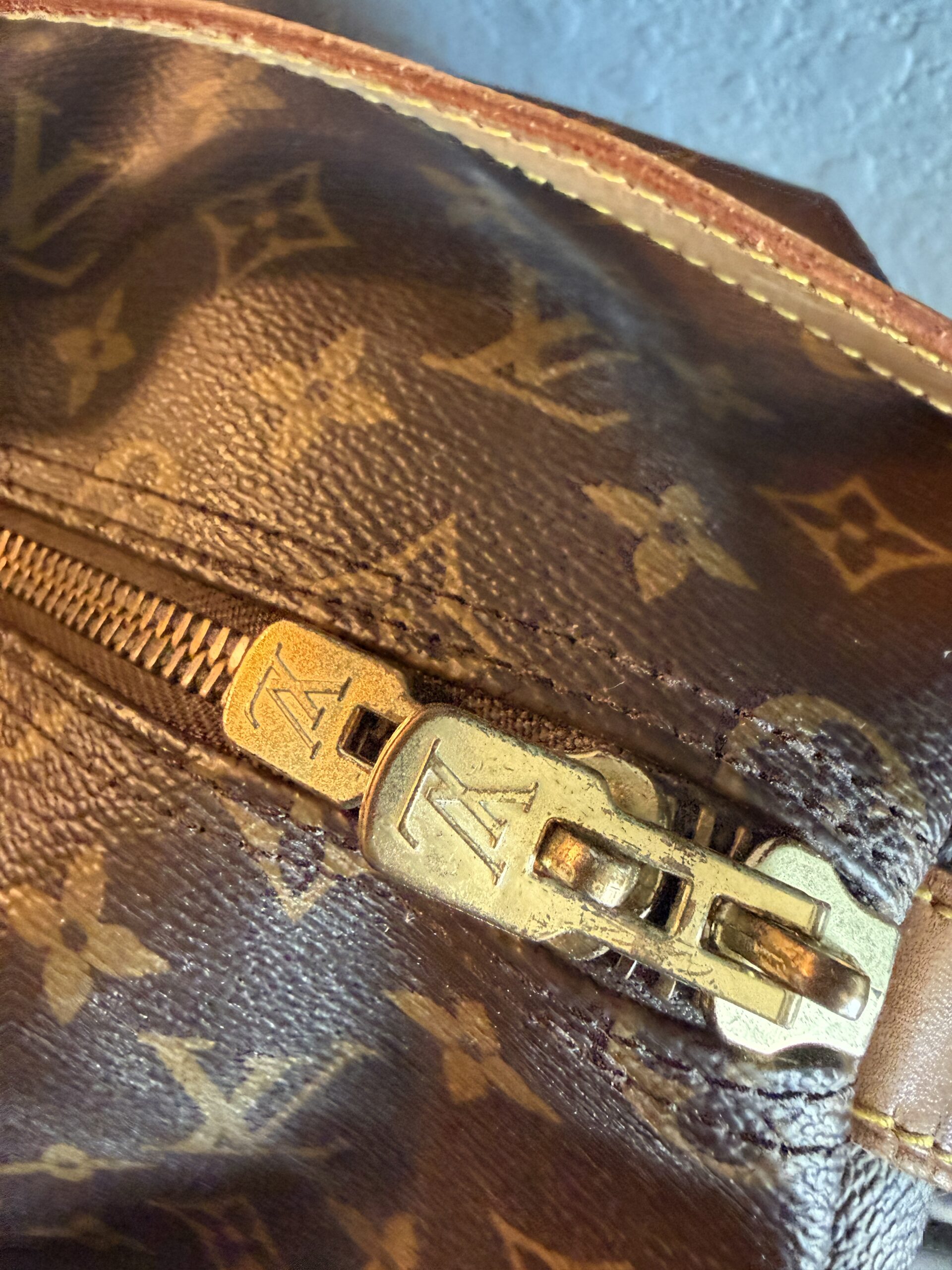 Authentic Louis Vuitton Keepall 50 Bandouliere with lock and key, LV strap, and LV luggage tag all included - Image 11