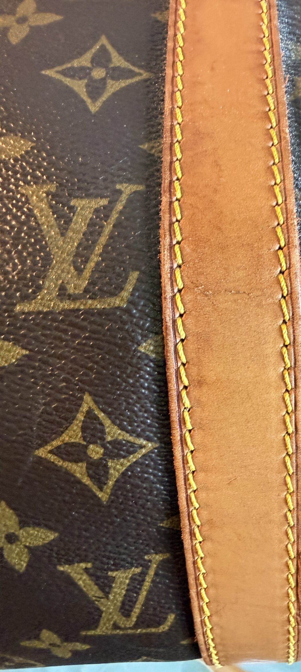 Authentic Louis Vuitton Keepall 50 Bandouliere with lock and key, LV strap, and LV luggage tag all included - Image 13