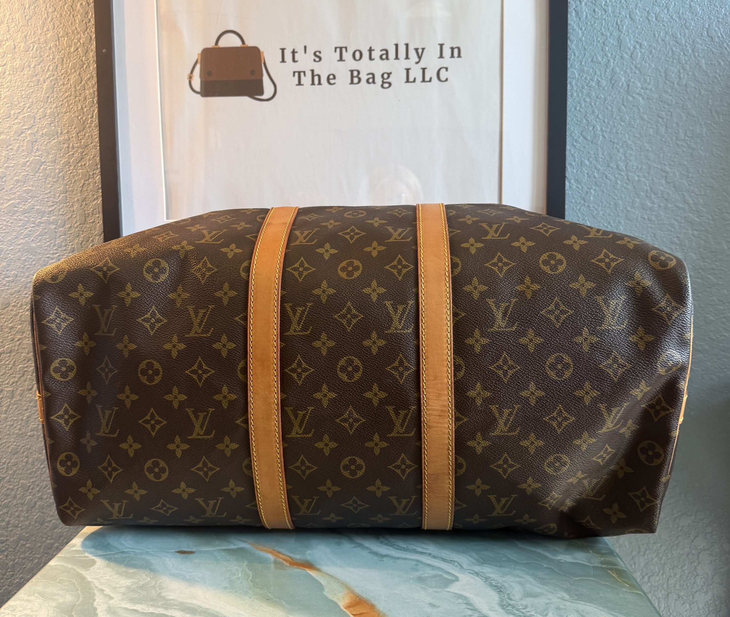 Authentic Louis Vuitton Keepall 50 Bandouliere with lock and key, LV strap, and LV luggage tag all included - Image 14