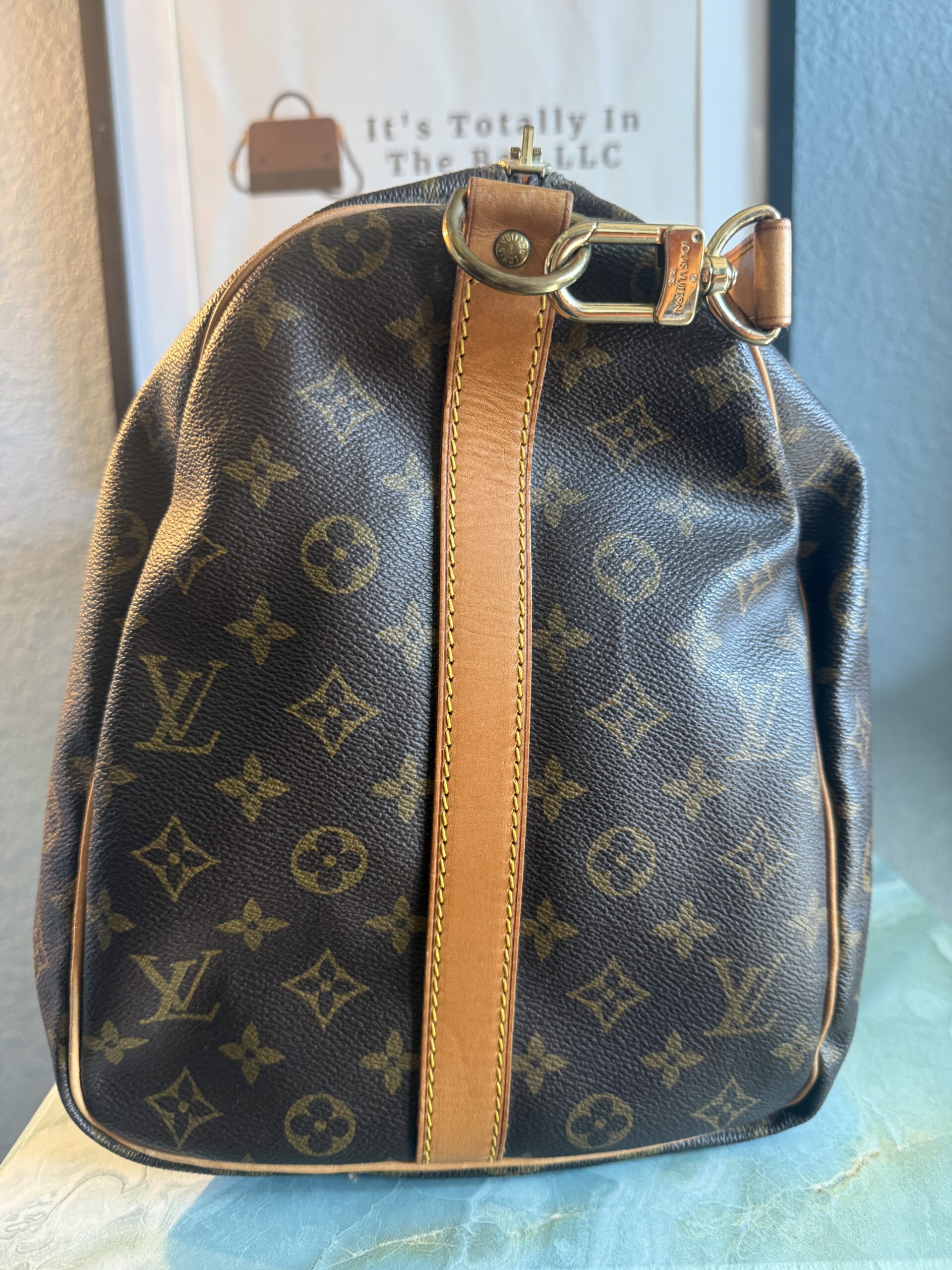 Authentic Louis Vuitton Keepall 50 Bandouliere with lock and key, LV strap, and LV luggage tag all included - Image 17
