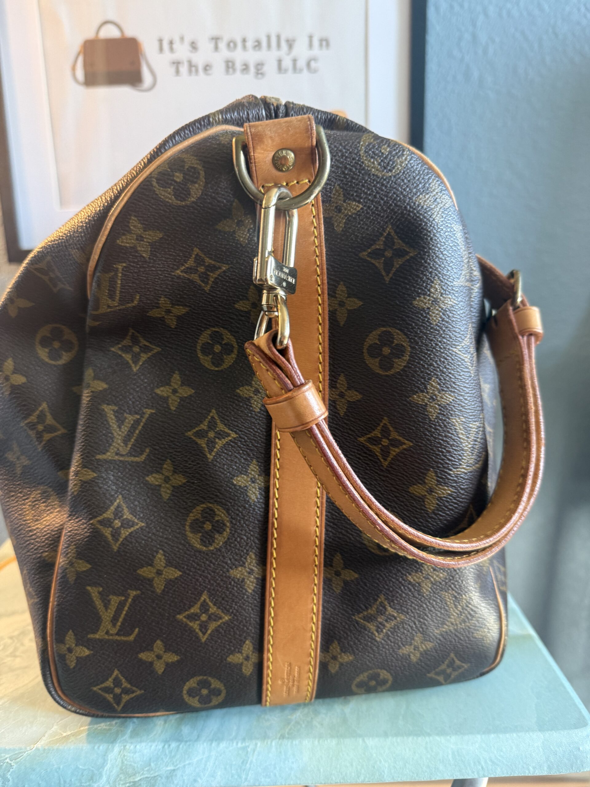 Authentic Louis Vuitton Keepall 50 Bandouliere with lock and key, LV strap, and LV luggage tag all included - Image 16