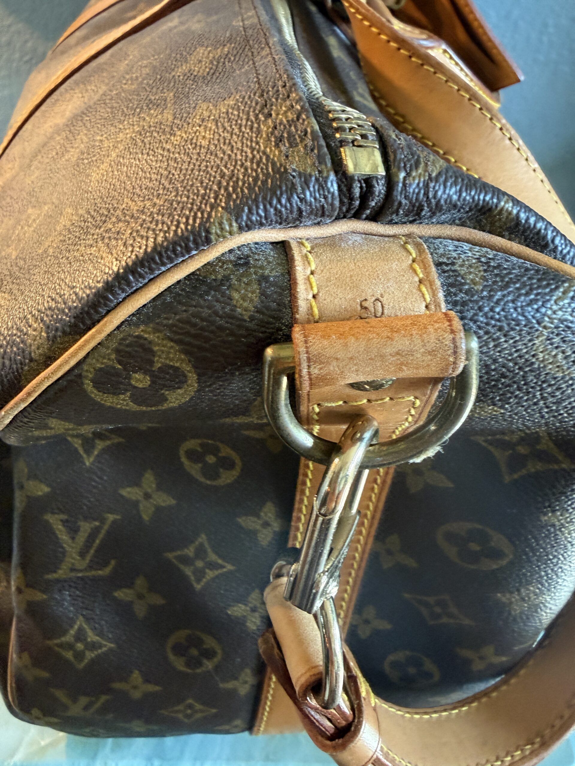 Authentic Louis Vuitton Keepall 50 Bandouliere with lock and key, LV strap, and LV luggage tag all included - Image 15
