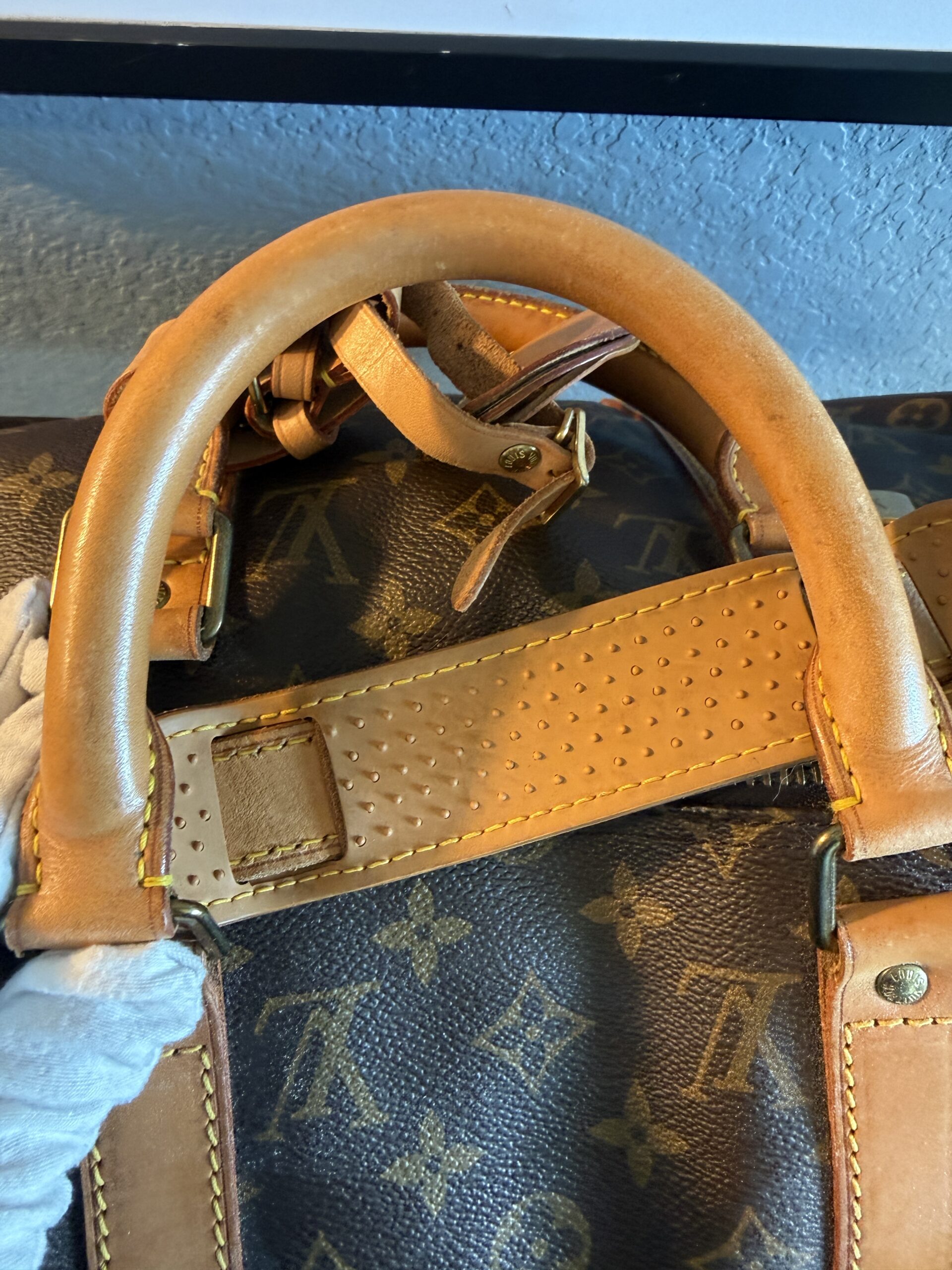 Authentic Louis Vuitton Keepall 50 Bandouliere with lock and key, LV strap, and LV luggage tag all included - Image 18