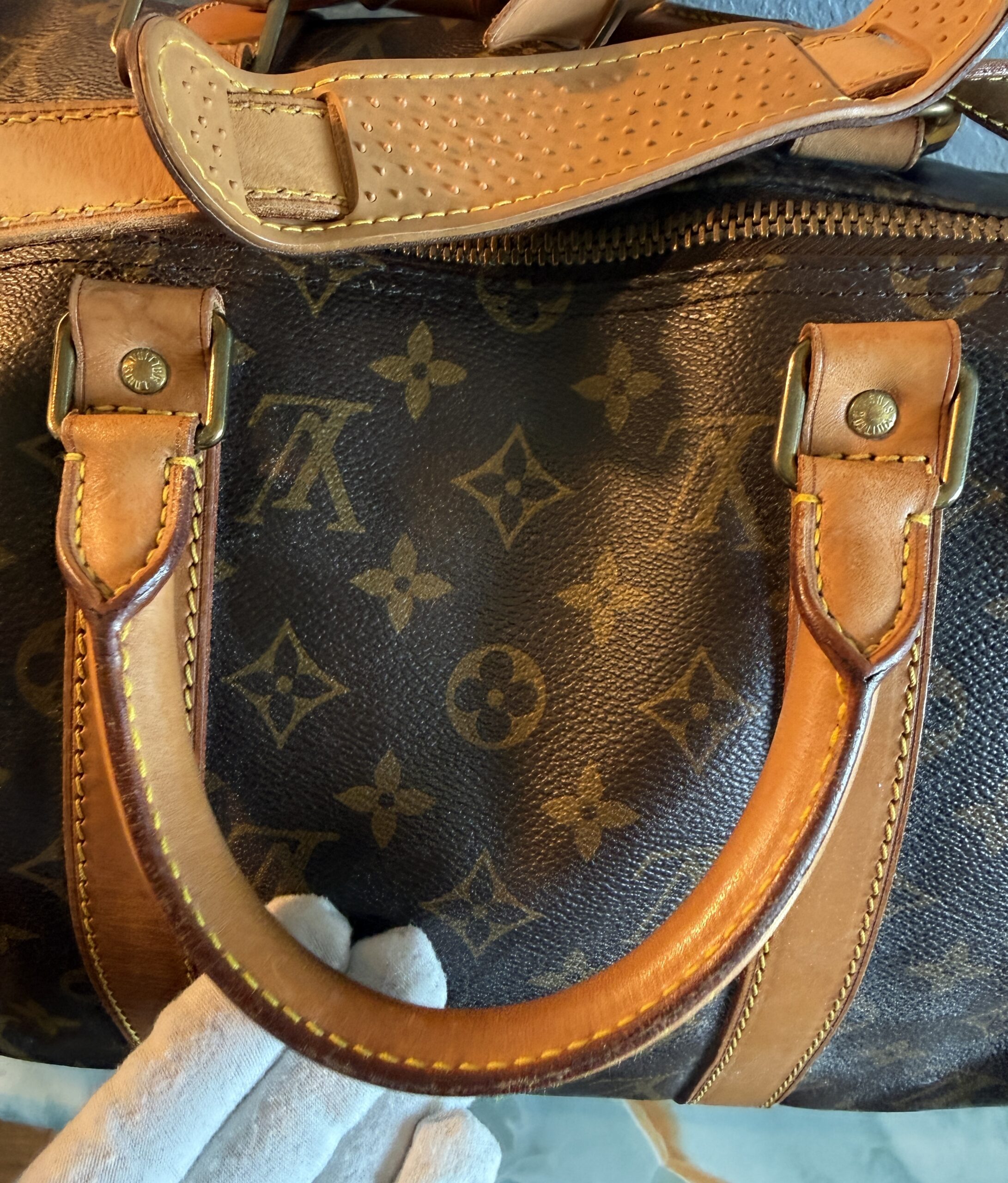 Authentic Louis Vuitton Keepall 50 Bandouliere with lock and key, LV strap, and LV luggage tag all included - Image 19