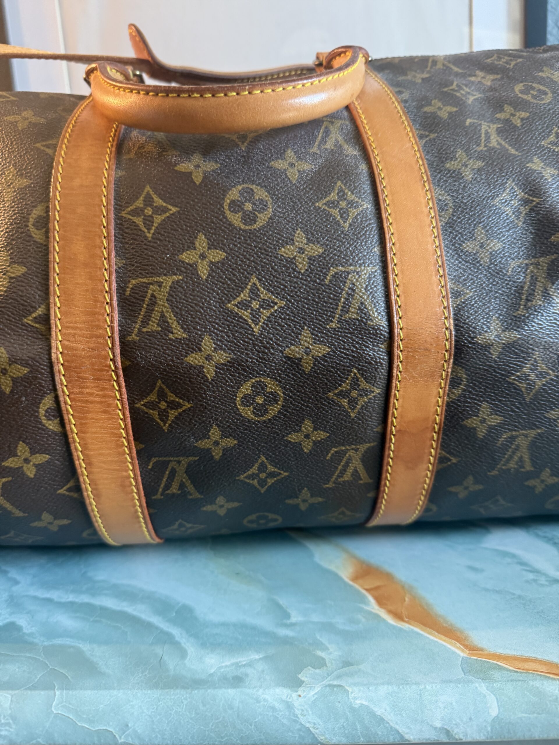 Authentic Louis Vuitton Keepall 50 Bandouliere with lock and key, LV strap, and LV luggage tag all included - Image 21