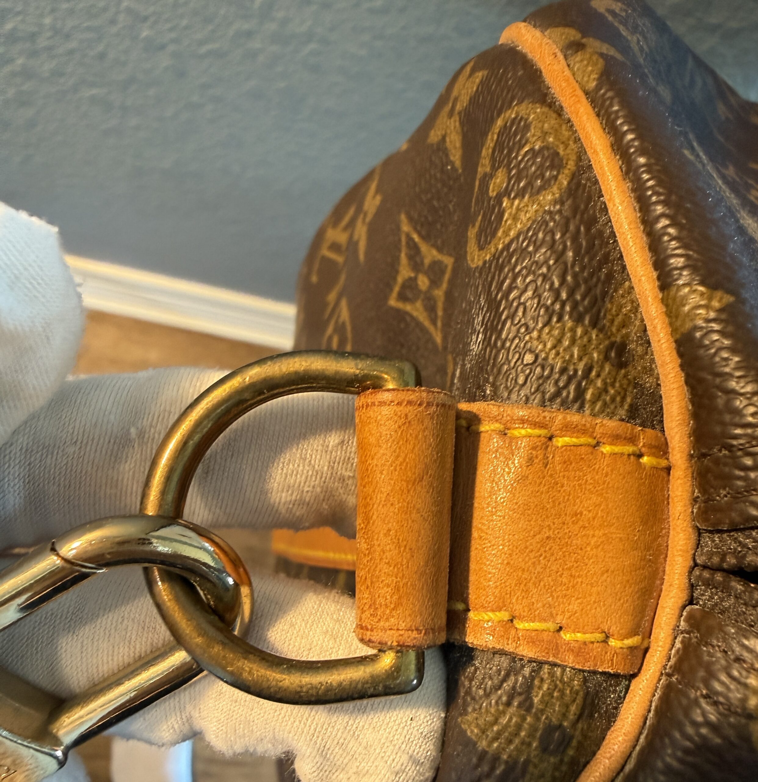 Authentic Louis Vuitton Keepall 50 Bandouliere with lock and key, LV strap, and LV luggage tag all included - Image 25