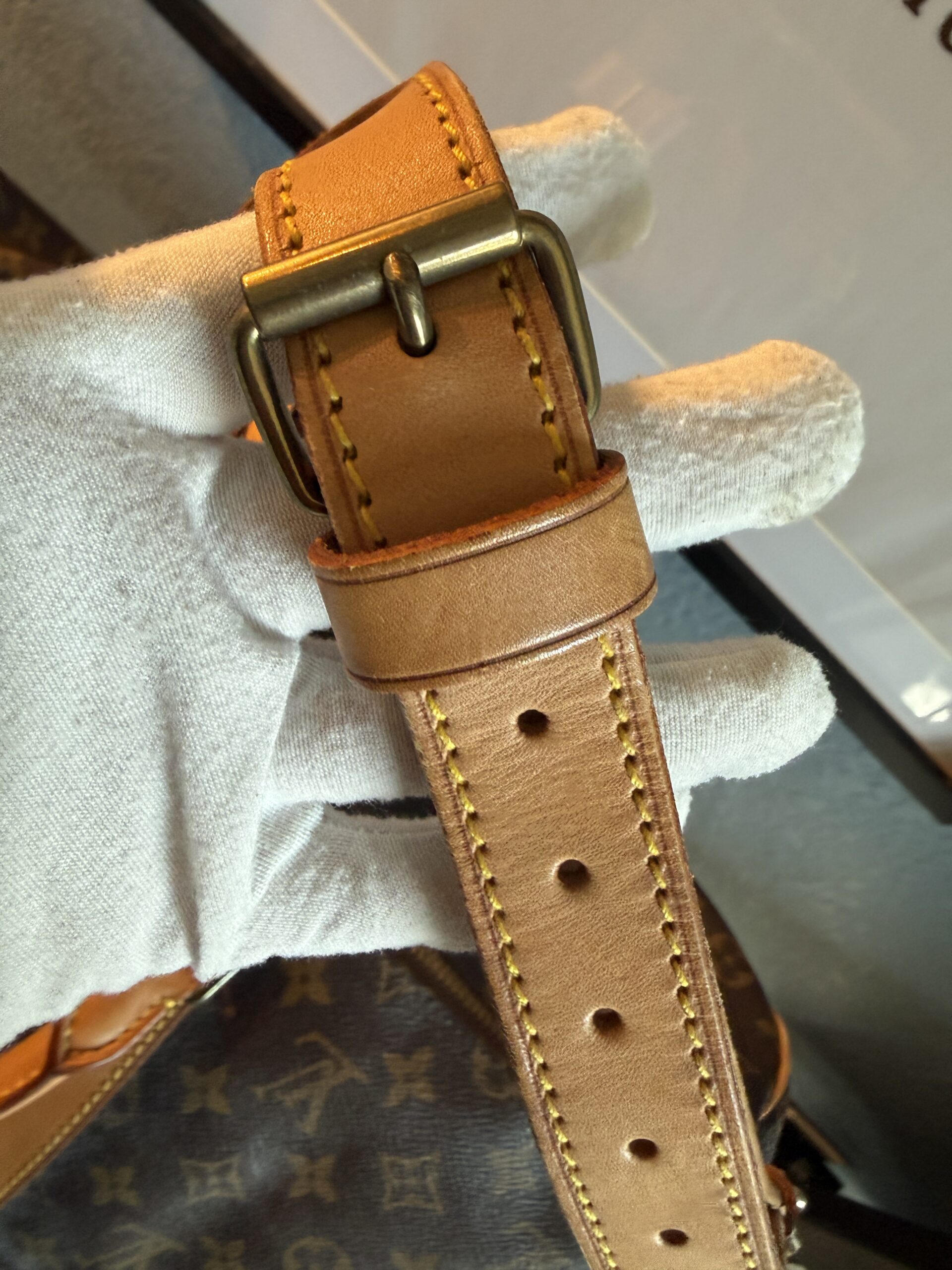 Authentic Louis Vuitton Keepall 50 Bandouliere with lock and key, LV strap, and LV luggage tag all included - Image 30