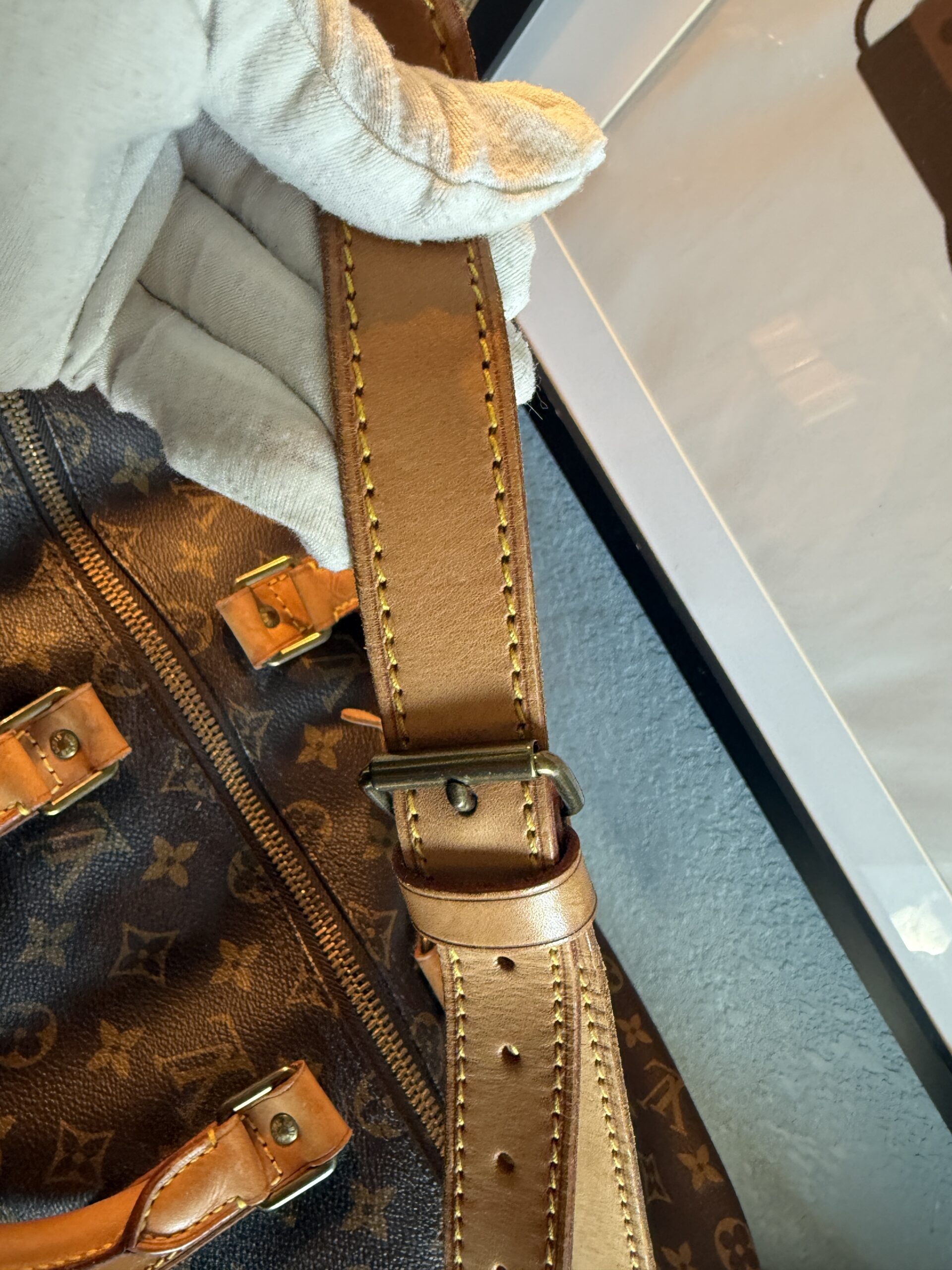 Authentic Louis Vuitton Keepall 50 Bandouliere with lock and key, LV strap, and LV luggage tag all included - Image 29