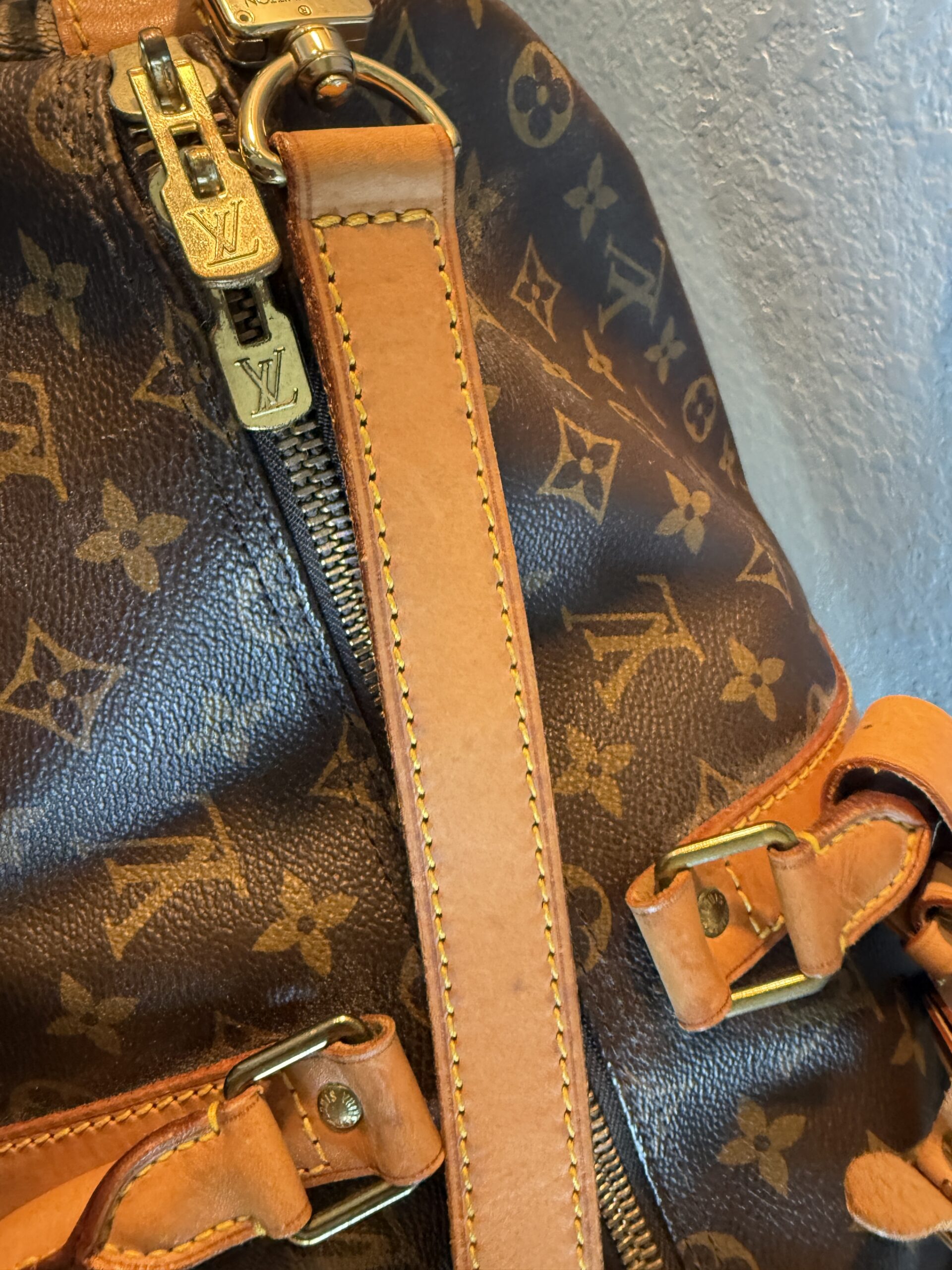 Authentic Louis Vuitton Keepall 50 Bandouliere with lock and key, LV strap, and LV luggage tag all included - Image 28