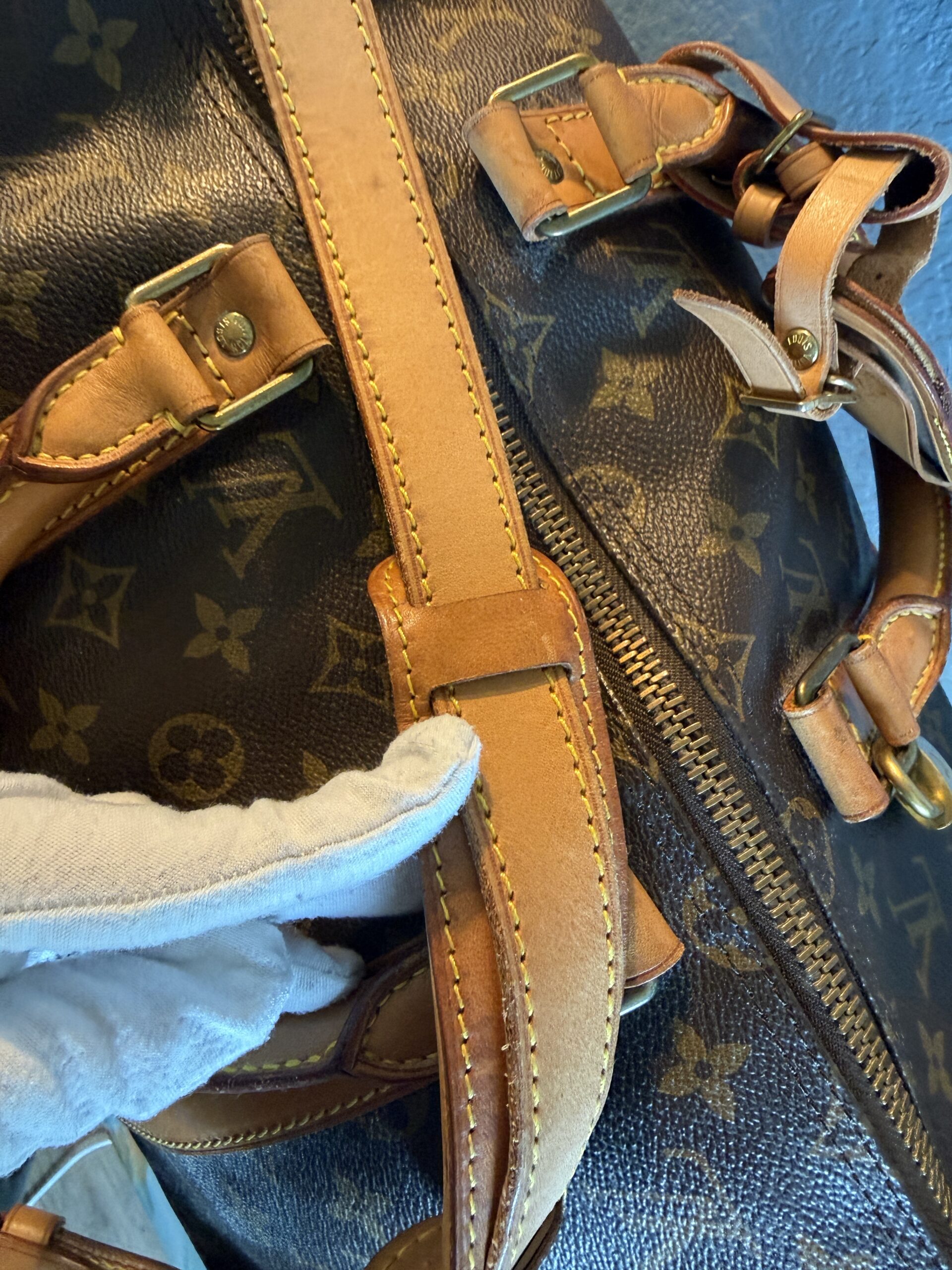 Authentic Louis Vuitton Keepall 50 Bandouliere with lock and key, LV strap, and LV luggage tag all included - Image 31