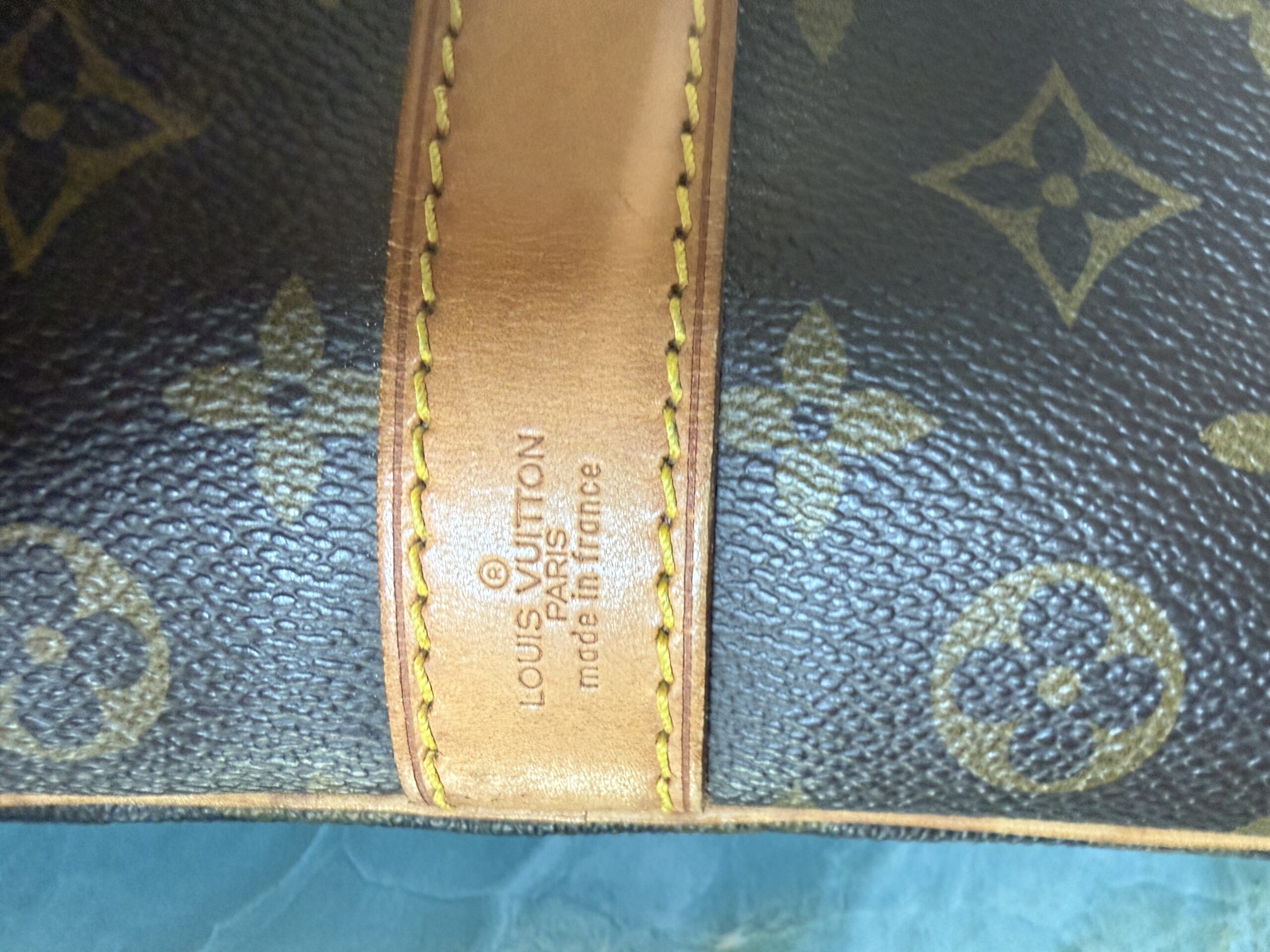 Authentic Louis Vuitton Keepall 50 Bandouliere with lock and key, LV strap, and LV luggage tag all included - Image 33