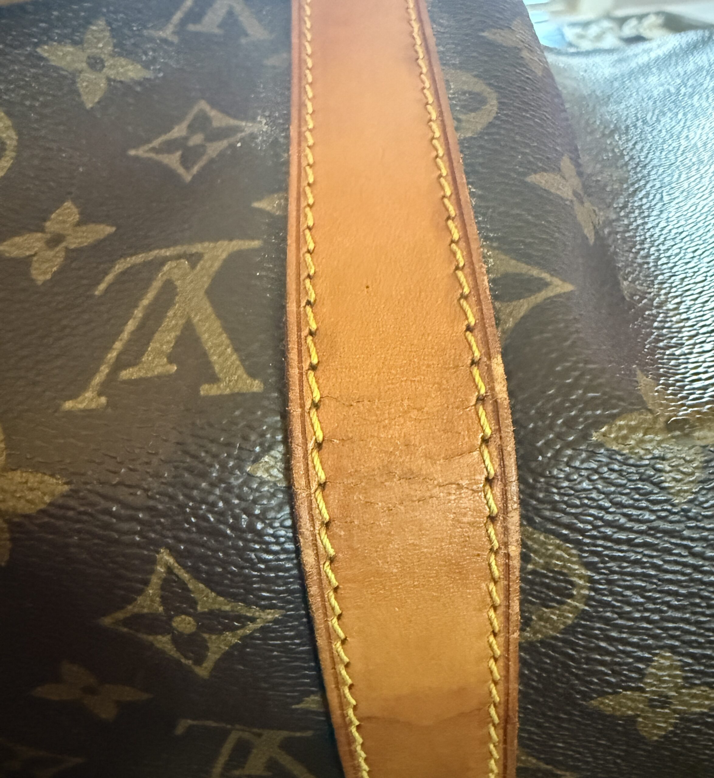 Authentic Louis Vuitton Keepall 50 Bandouliere with lock and key, LV strap, and LV luggage tag all included - Image 23